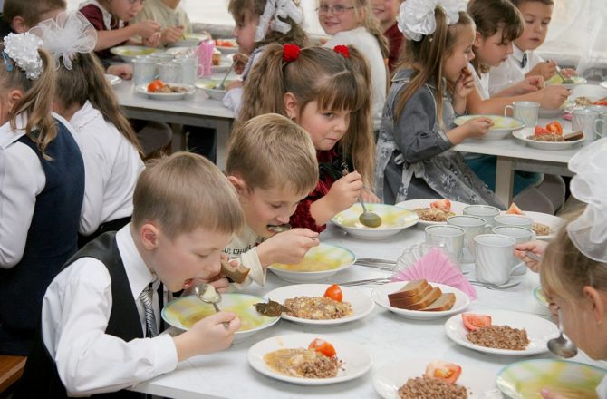 Организация горячего питания для младших школьников — на особом контроле главы Прикамья